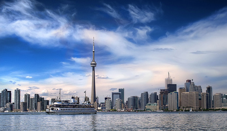 10 Top Things to Do, See & Eat in Toronto, Canada 6 Toronto Skyline