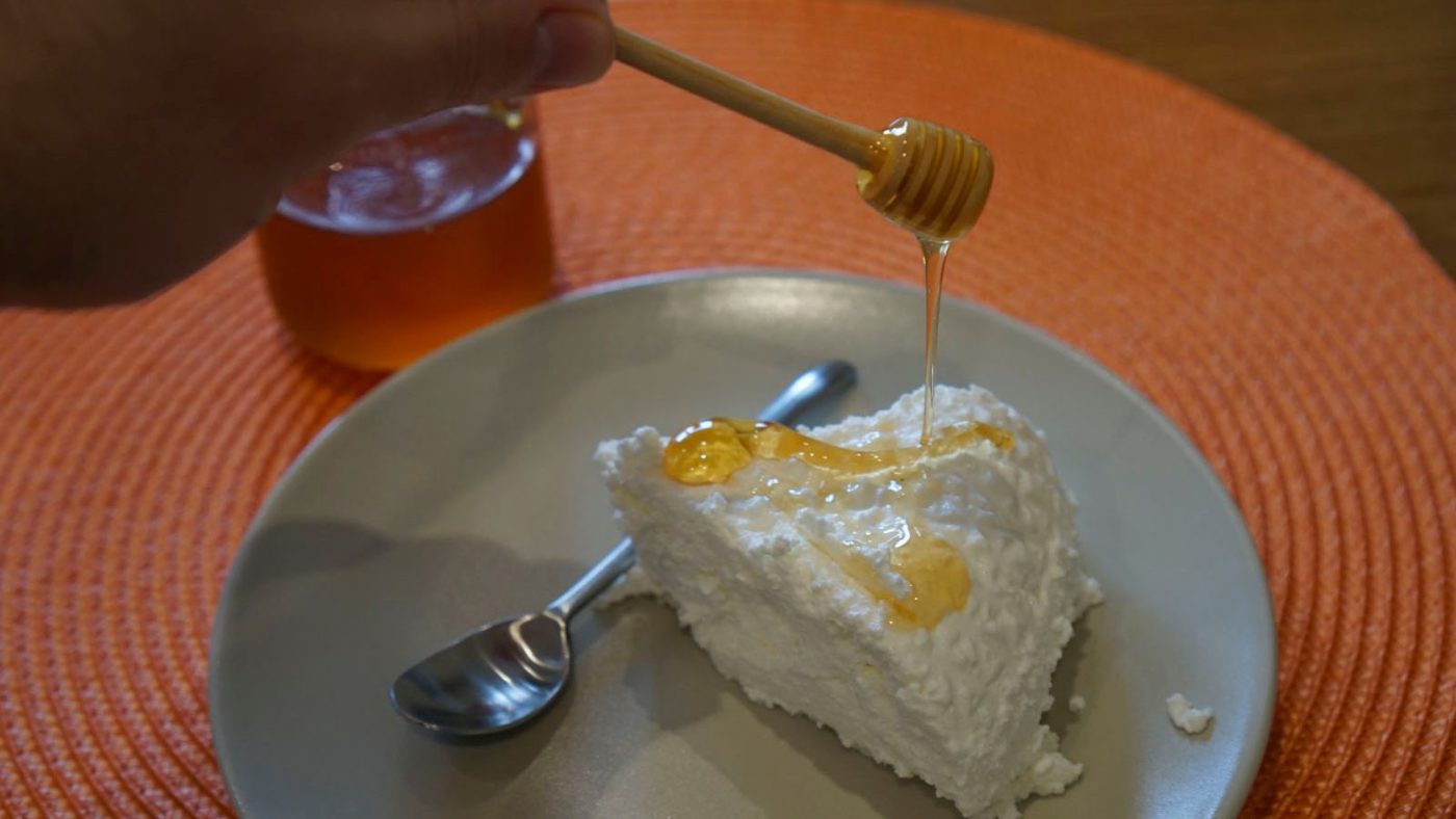 Mato amb mel (Fresh cheese and honey)