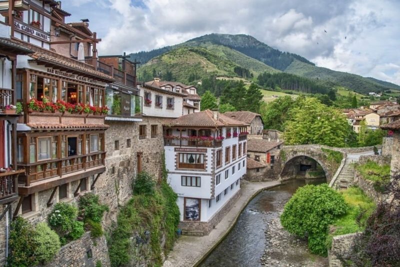 Houses along the river. The most beautiful cities in Spain.