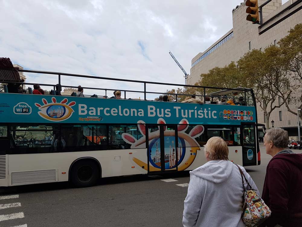 3-Day Barcelona Itinerary: Top Sights & Activities 14 Barcelona tourist bus