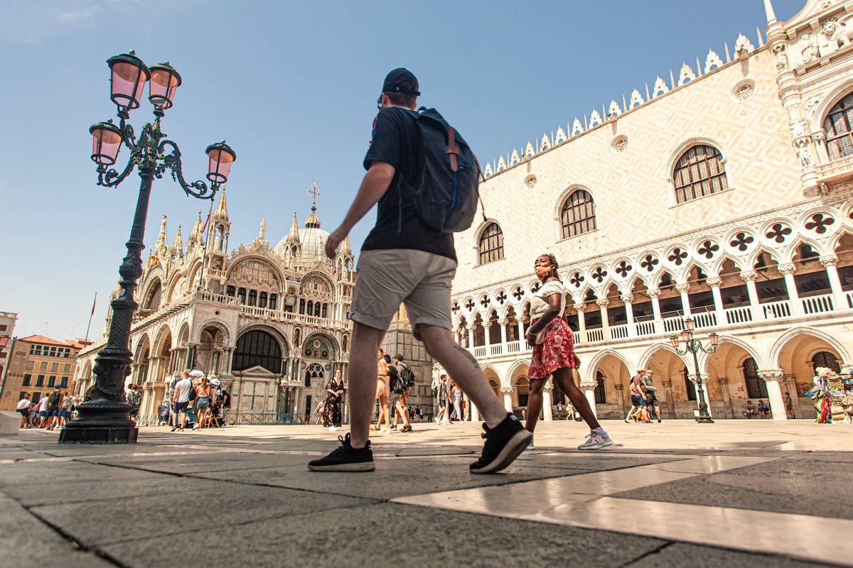 How to Explore a New City Without Feeling Lost 3 Tourist in shorts in italy